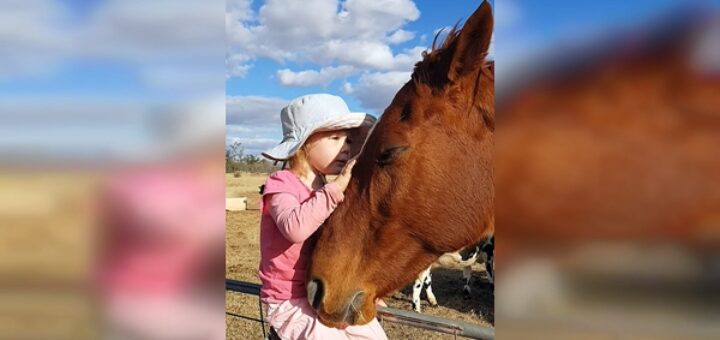 fille chante cheval